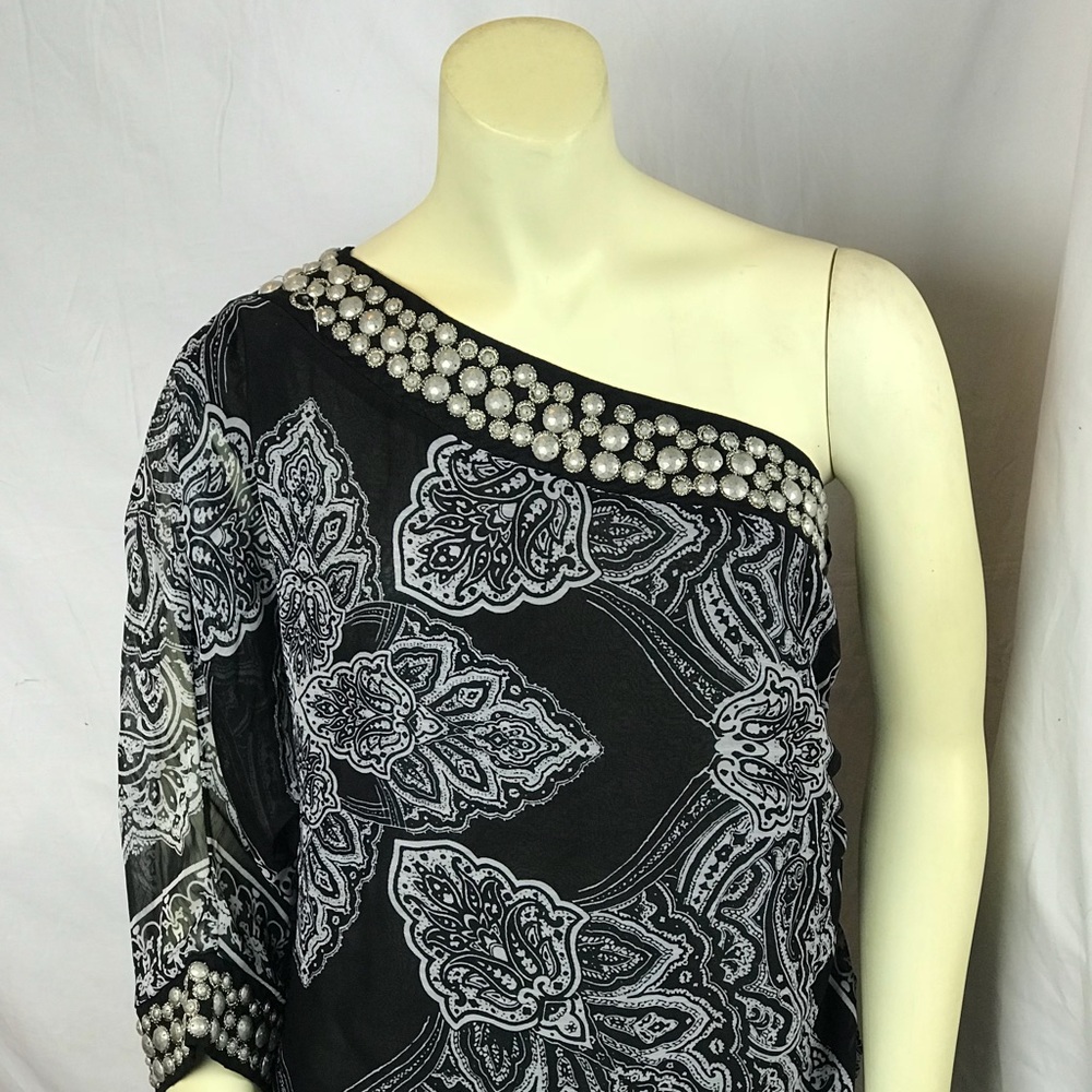 Arden B Top- Size XLARGE Black And White Top!